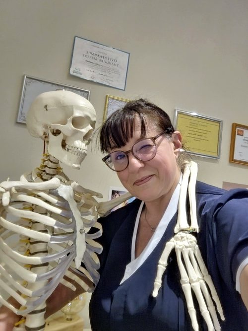 Nathalie fait un clin d'œil, la main d'Ernest, le squelette, posée sur son épaule