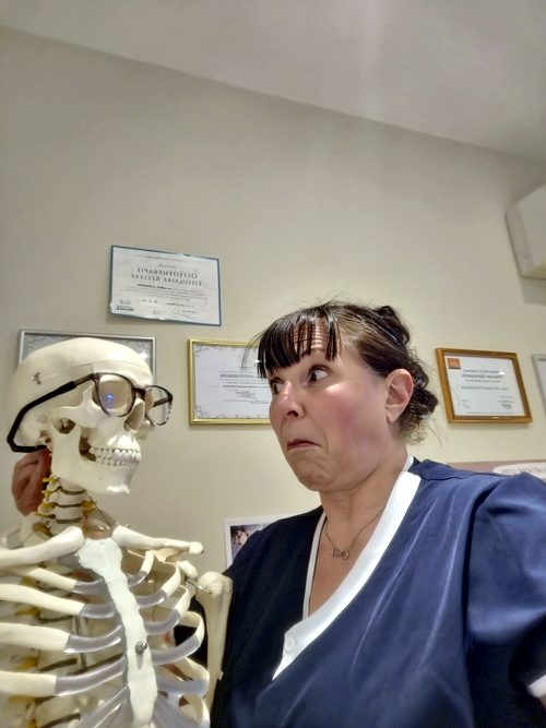 Ernest, le squelette, porte les lunettes de Nathalie, qui le regarde d'un air étonné