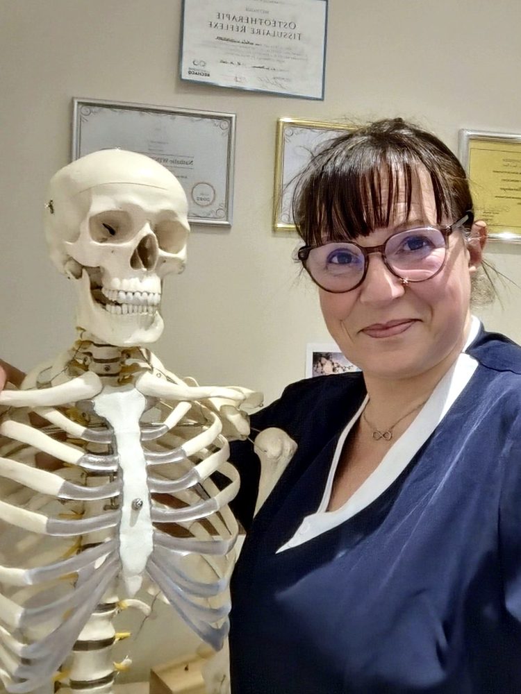 Nathalie Wintenberger dans son cabinet de Fréjus, devant ses diplômes, à côté d'Ernest, le squelette du cabinet