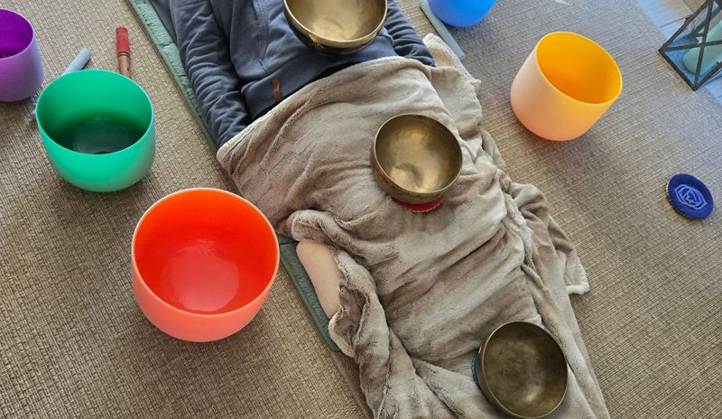 Des bols posés sur le corps, pour sentir la vibration