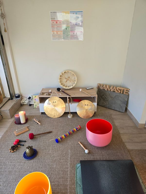 Gongs, tambour chamanique et bâton de pluie